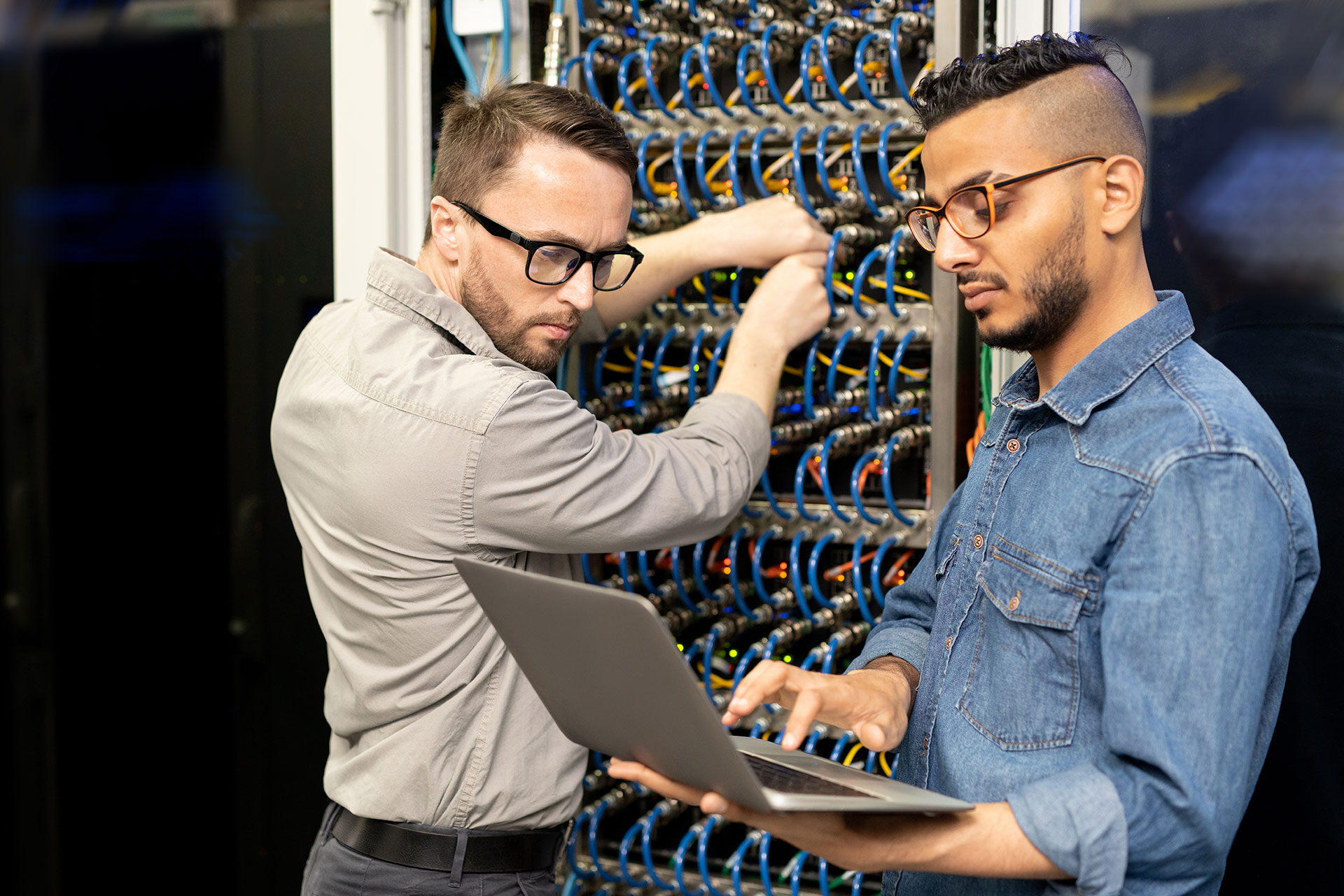 multi-ethnic-it-engineers-setting-up-computer-clus-JX4CWDLb.jpg